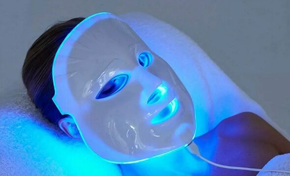 LED phototherapeutic treatment to combat age-related changes in facial skin