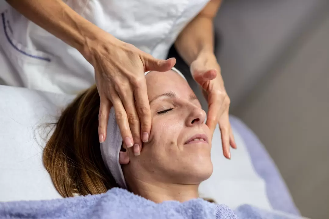 The cosmetologist will determine based on the condition of the skin which rejuvenation apparatus technique to use. 