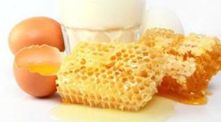 egg-honey mask to rejuvenate facial skin