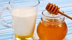 Kefir with honey for rejuvenating treatment of the skin of the hands